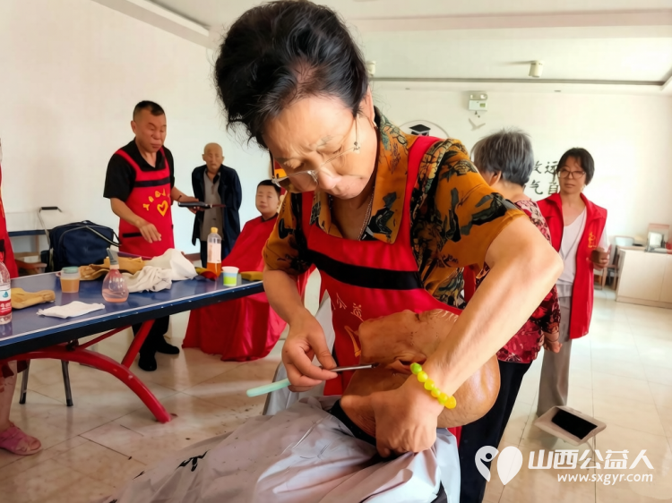十载行善路温情暖永阳----杨燕英与五台公益之家的志愿者们自驾奔赴永阳村把贴心服务与欢声笑语送到村民身边常态化上门开展便民服务把温暖长久留在这片土地 - 第3张 - 山西公益人 十载行善路温情暖永阳----杨燕英与五台公益之家的志愿者们自驾奔赴永阳村把贴心服务与欢声笑语送到村民身边常态化上门开展便民服务把温暖长久留在这片土地 - 第3张