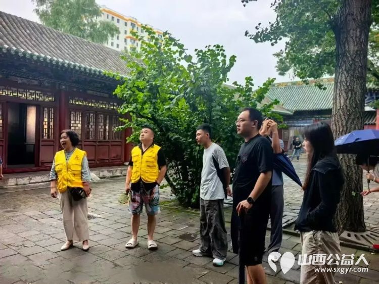 烈日风雨中的文化守护者——长治市文物保护服务中心组织长治城隍庙文保志愿者暑期义务讲解赢得了到访游客的一致好评 - 第4张