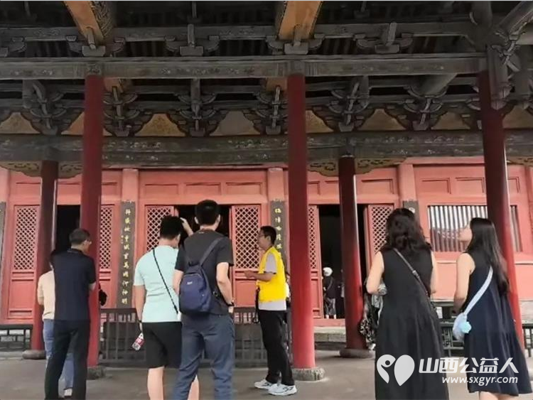 烈日风雨中的文化守护者——长治市文物保护服务中心组织长治城隍庙文保志愿者暑期义务讲解赢得了到访游客的一致好评 - 第6张