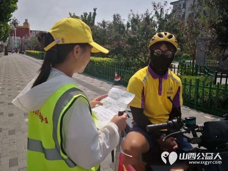 文明劝导暖街头青春志愿护通行｜文水县爱心帮扶志愿者协会7月26日开展暑期交通文明活动向过往群众普及交通安全知识倡导大家自觉遵守交通法规 - 第3张