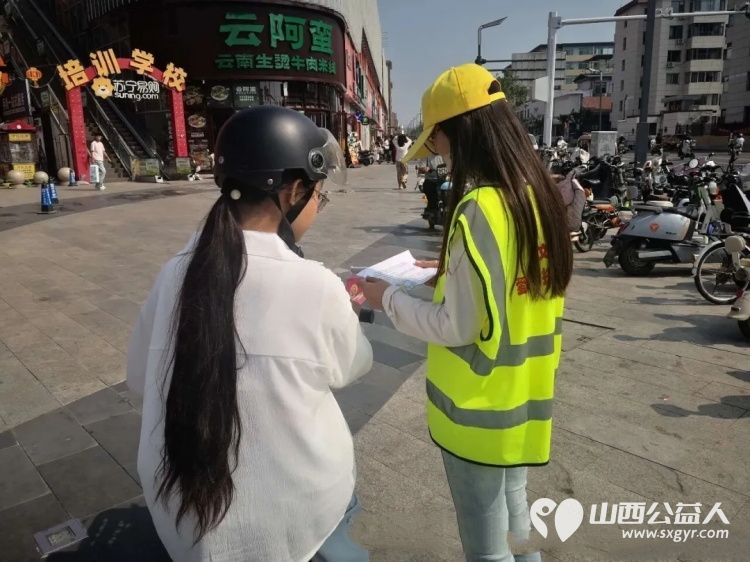 文明劝导暖街头青春志愿护通行｜文水县爱心帮扶志愿者协会7月26日开展暑期交通文明活动向过往群众普及交通安全知识倡导大家自觉遵守交通法规 - 第4张