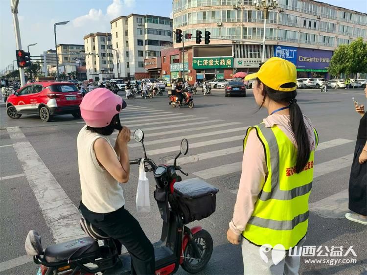 文明劝导暖街头青春志愿护通行｜文水县爱心帮扶志愿者协会7月26日开展暑期交通文明活动向过往群众普及交通安全知识倡导大家自觉遵守交通法规 - 第13张