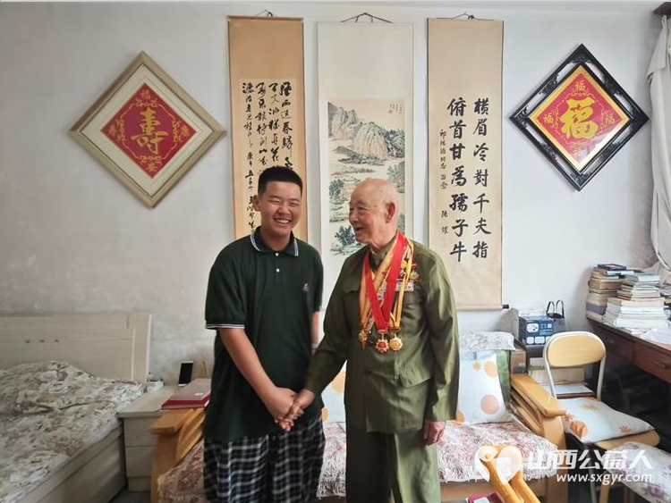 致敬峥嵘岁月情暖功勋老兵----建军99周年太原市神舟老班长爱国拥军志愿服务团联合老军营街道退役军人服务站专程走访慰问99岁高龄老兵祁法治开展暖心拥军志愿服务活动 - 第5张 - 山西公益人 致敬峥嵘岁月情暖功勋老兵----建军99周年太原市神舟老班长爱国拥军志愿服务团联合老军营街道退役军人服务站专程走访慰问99岁高龄老兵祁法治开展暖心拥军志愿服务活动 - 第5张