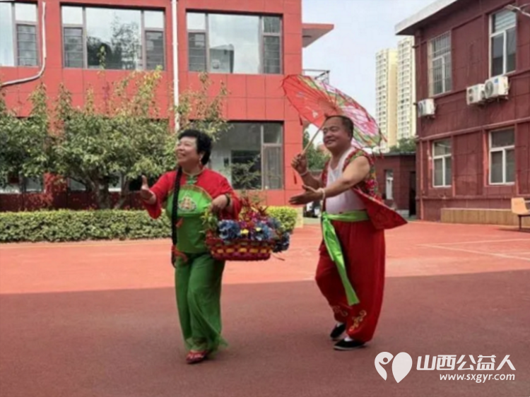 山西省学雷锋模范巡讲团主力巡讲讲师太原老牌公益带头人蒋爱宝老师携山西省学雷锋艺术团赴比家美养老院温情义演用歌声欢笑与陪伴为银发长者们送上暖心盛宴 - 第2张 - 山西公益人 山西省学雷锋模范巡讲团主力巡讲讲师太原老牌公益带头人蒋爱宝老师携山西省学雷锋艺术团赴比家美养老院温情义演用歌声欢笑与陪伴为银发长者们送上暖心盛宴 - 第2张
