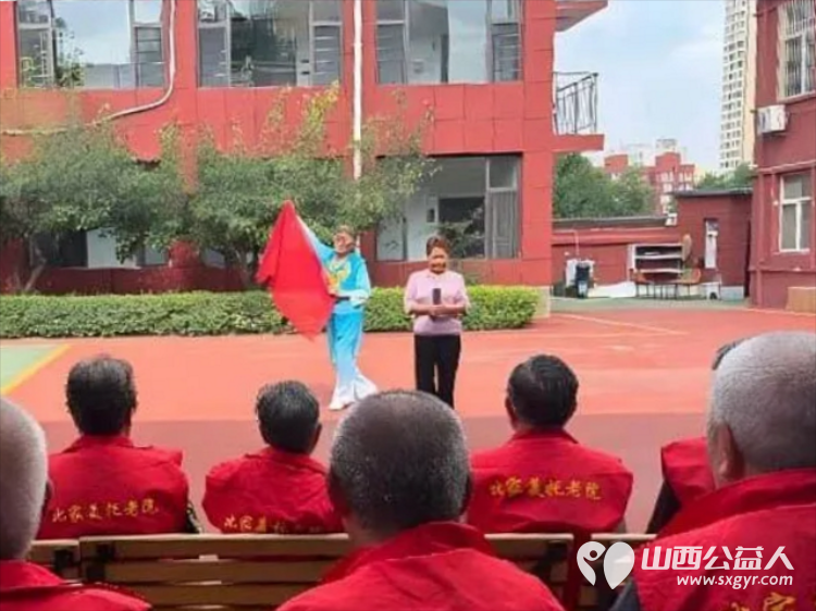 山西省学雷锋模范巡讲团主力巡讲讲师太原老牌公益带头人蒋爱宝老师携山西省学雷锋艺术团赴比家美养老院温情义演用歌声欢笑与陪伴为银发长者们送上暖心盛宴 - 第6张 - 山西公益人 山西省学雷锋模范巡讲团主力巡讲讲师太原老牌公益带头人蒋爱宝老师携山西省学雷锋艺术团赴比家美养老院温情义演用歌声欢笑与陪伴为银发长者们送上暖心盛宴 - 第6张