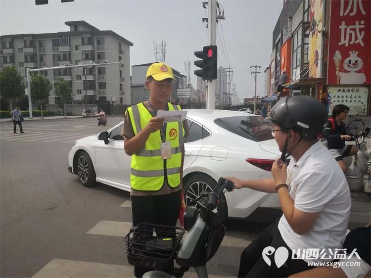 7月27日文水县爱心帮扶志愿者协会突击队的志愿者值守东门红绿灯下疏导交通维护通行秩序现场劝导市民文明出行重点提醒电动车骑行务必佩戴安全头盔 - 第6张 - 山西公益人 7月27日文水县爱心帮扶志愿者协会突击队的志愿者值守东门红绿灯下疏导交通维护通行秩序现场劝导市民文明出行重点提醒电动车骑行务必佩戴安全头盔 - 第6张
