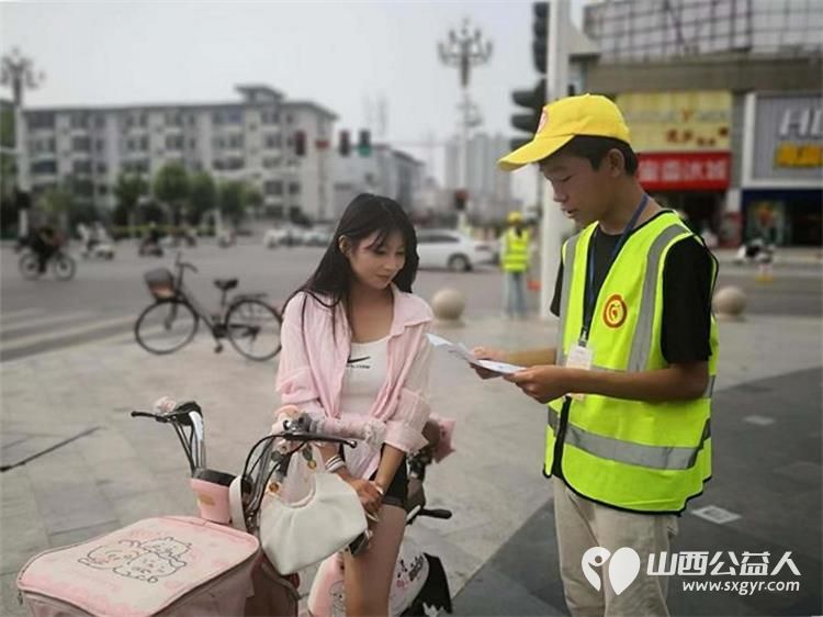 7月27日文水县爱心帮扶志愿者协会突击队的志愿者值守东门红绿灯下疏导交通维护通行秩序现场劝导市民文明出行重点提醒电动车骑行务必佩戴安全头盔 - 第3张 - 山西公益人 7月27日文水县爱心帮扶志愿者协会突击队的志愿者值守东门红绿灯下疏导交通维护通行秩序现场劝导市民文明出行重点提醒电动车骑行务必佩戴安全头盔 - 第3张