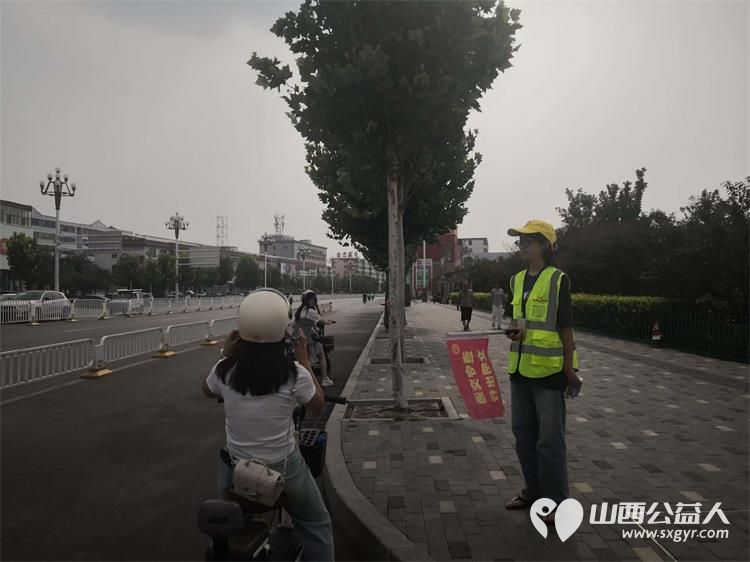 7月27日文水县爱心帮扶志愿者协会突击队的志愿者值守东门红绿灯下疏导交通维护通行秩序现场劝导市民文明出行重点提醒电动车骑行务必佩戴安全头盔 - 第9张 - 山西公益人 7月27日文水县爱心帮扶志愿者协会突击队的志愿者值守东门红绿灯下疏导交通维护通行秩序现场劝导市民文明出行重点提醒电动车骑行务必佩戴安全头盔 - 第9张