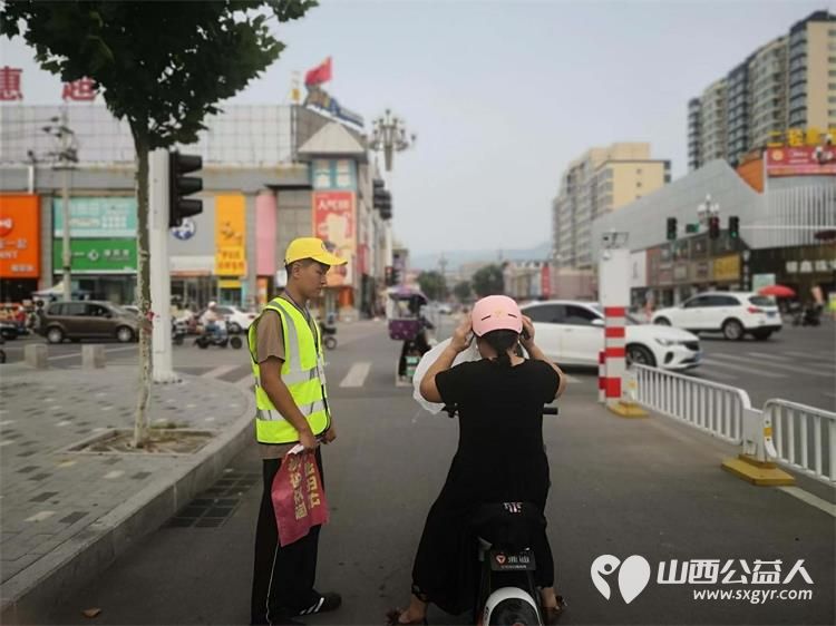 7月27日文水县爱心帮扶志愿者协会突击队的志愿者值守东门红绿灯下疏导交通维护通行秩序现场劝导市民文明出行重点提醒电动车骑行务必佩戴安全头盔 - 第8张 - 山西公益人 7月27日文水县爱心帮扶志愿者协会突击队的志愿者值守东门红绿灯下疏导交通维护通行秩序现场劝导市民文明出行重点提醒电动车骑行务必佩戴安全头盔 - 第8张