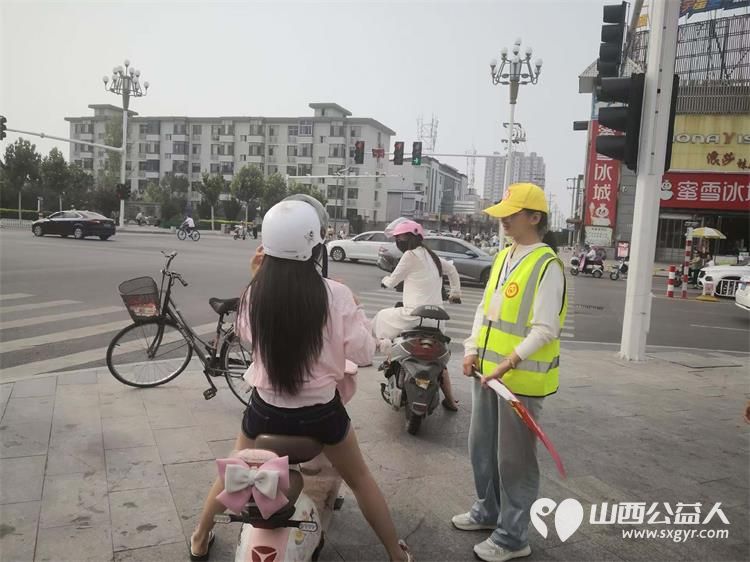 7月27日文水县爱心帮扶志愿者协会突击队的志愿者值守东门红绿灯下疏导交通维护通行秩序现场劝导市民文明出行重点提醒电动车骑行务必佩戴安全头盔 - 第5张 - 山西公益人 7月27日文水县爱心帮扶志愿者协会突击队的志愿者值守东门红绿灯下疏导交通维护通行秩序现场劝导市民文明出行重点提醒电动车骑行务必佩戴安全头盔 - 第5张