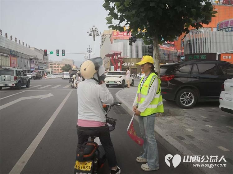 7月27日文水县爱心帮扶志愿者协会突击队的志愿者值守东门红绿灯下疏导交通维护通行秩序现场劝导市民文明出行重点提醒电动车骑行务必佩戴安全头盔 - 第4张 - 山西公益人 7月27日文水县爱心帮扶志愿者协会突击队的志愿者值守东门红绿灯下疏导交通维护通行秩序现场劝导市民文明出行重点提醒电动车骑行务必佩戴安全头盔 - 第4张