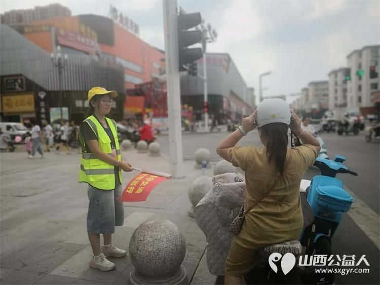 文水县爱心帮扶志愿者协会突击队的志愿者7月28日值守东门红绿灯下疏导交通维护通行秩序愿大家自觉养成防护习惯平安出行 - 第8张 - 山西公益人 文水县爱心帮扶志愿者协会突击队的志愿者7月28日值守东门红绿灯下疏导交通维护通行秩序愿大家自觉养成防护习惯平安出行 - 第8张