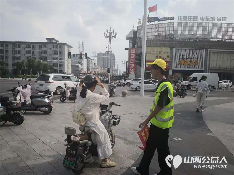 文水县爱心帮扶志愿者协会突击队的志愿者7月28日值守东门红绿灯下疏导交通维护通行秩序愿大家自觉养成防护习惯平安出行 - 第9张 - 山西公益人 文水县爱心帮扶志愿者协会突击队的志愿者7月28日值守东门红绿灯下疏导交通维护通行秩序愿大家自觉养成防护习惯平安出行 - 第9张