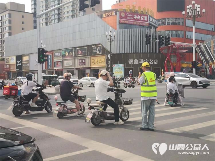 文水县爱心帮扶志愿者协会突击队的志愿者7月28日值守东门红绿灯下疏导交通维护通行秩序愿大家自觉养成防护习惯平安出行 - 第4张 - 山西公益人 文水县爱心帮扶志愿者协会突击队的志愿者7月28日值守东门红绿灯下疏导交通维护通行秩序愿大家自觉养成防护习惯平安出行 - 第4张