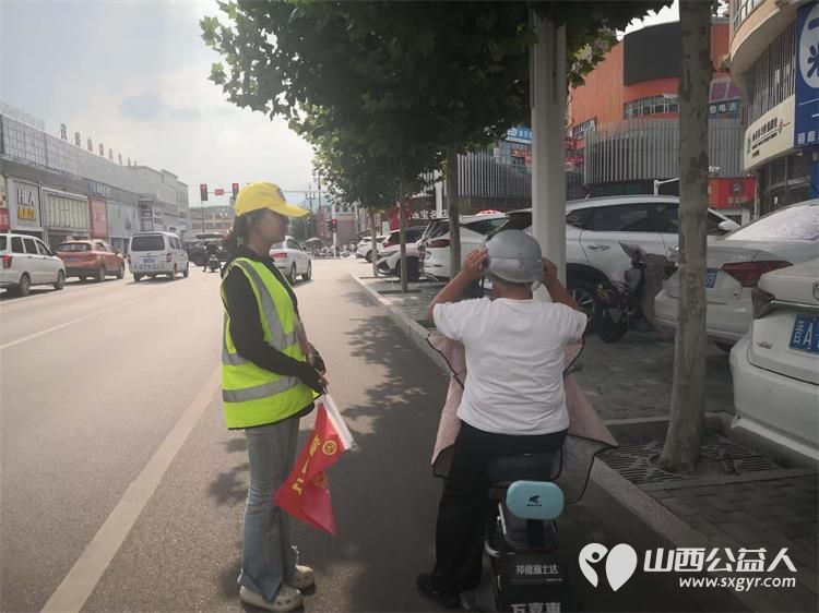 文水县爱心帮扶志愿者协会突击队的志愿者7月28日值守东门红绿灯下疏导交通维护通行秩序愿大家自觉养成防护习惯平安出行 - 第6张 - 山西公益人 文水县爱心帮扶志愿者协会突击队的志愿者7月28日值守东门红绿灯下疏导交通维护通行秩序愿大家自觉养成防护习惯平安出行 - 第6张