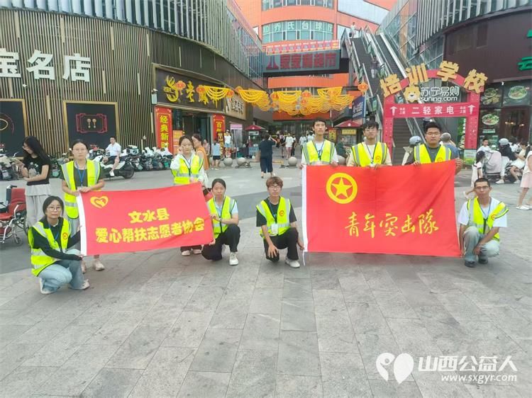 文水县爱心帮扶志愿者协会突击队的志愿者7月28日值守东门红绿灯下疏导交通维护通行秩序愿大家自觉养成防护习惯平安出行 - 第1张 - 山西公益人 文水县爱心帮扶志愿者协会突击队的志愿者7月28日值守东门红绿灯下疏导交通维护通行秩序愿大家自觉养成防护习惯平安出行 - 第1张