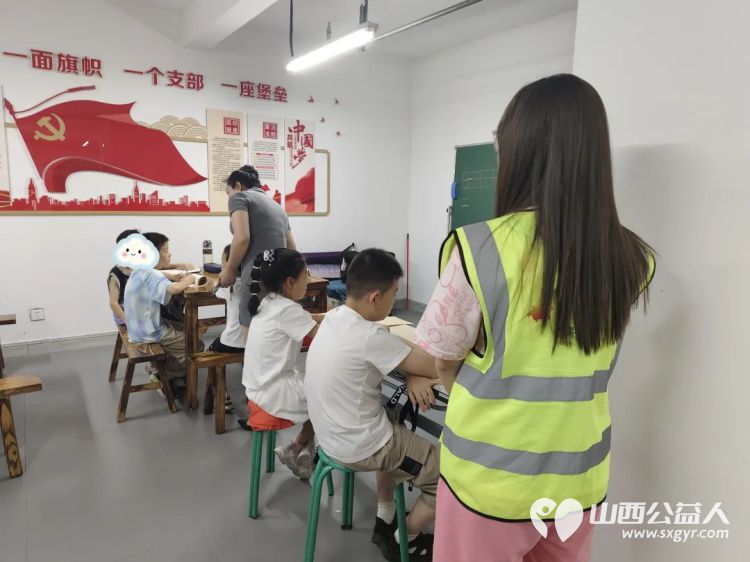晋中新青年高校志愿者联合服务中心深入榆次区龙湖社区开展春暖社区项目大学生暑期志愿服务活动为社区居民子女开办暑期托管班 - 第4张 - 山西公益人 晋中新青年高校志愿者联合服务中心深入榆次区龙湖社区开展春暖社区项目大学生暑期志愿服务活动为社区居民子女开办暑期托管班 - 第4张