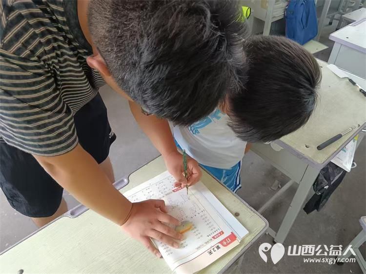 共青团文水县委联合文水县爱心帮扶志愿者协会启动暑期公益托管项目志愿者7月29日在岳村学校爱心托管班辅导孩子们学习 - 第4张 - 山西公益人 共青团文水县委联合文水县爱心帮扶志愿者协会启动暑期公益托管项目志愿者7月29日在岳村学校爱心托管班辅导孩子们学习 - 第4张