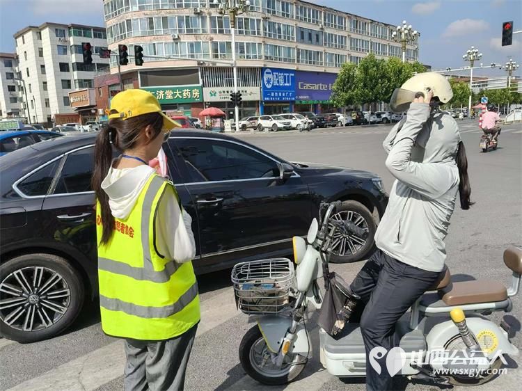 文水县爱心帮扶志愿者协会突击队的志愿者7月29日值守东门红绿灯下疏导交通维护通行秩序现场劝导市民文明出行遵守交规 - 第3张