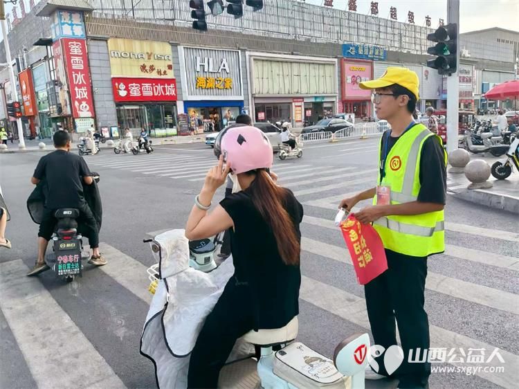 文水县爱心帮扶志愿者协会突击队的志愿者7月29日值守东门红绿灯下疏导交通维护通行秩序现场劝导市民文明出行遵守交规 - 第4张