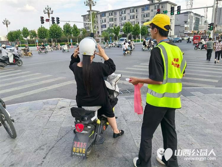文水县爱心帮扶志愿者协会突击队的志愿者7月29日值守东门红绿灯下疏导交通维护通行秩序现场劝导市民文明出行遵守交规 - 第5张