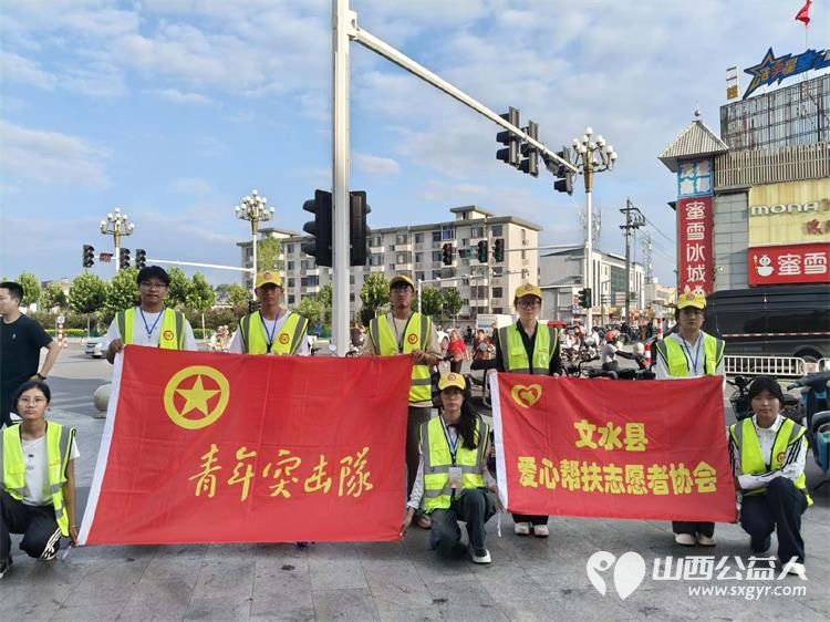 文水县爱心帮扶志愿者协会突击队的志愿者7月29日值守东门红绿灯下疏导交通维护通行秩序现场劝导市民文明出行遵守交规 - 第1张