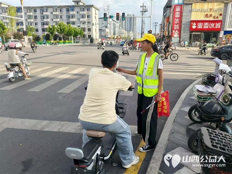 文水县爱心帮扶志愿者协会突击队的志愿者7月29日值守东门红绿灯下疏导交通维护通行秩序现场劝导市民文明出行遵守交规 - 第8张