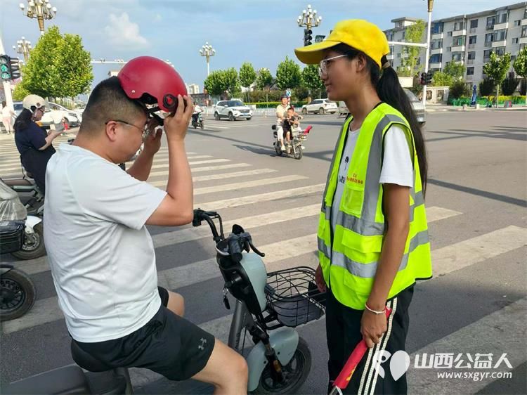 文水县爱心帮扶志愿者协会突击队的志愿者7月29日值守东门红绿灯下疏导交通维护通行秩序现场劝导市民文明出行遵守交规 - 第7张