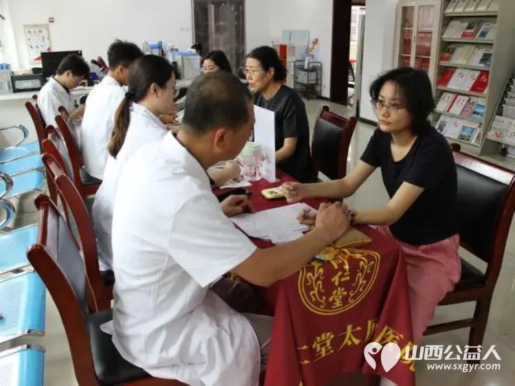 中医文化进社区健康惠民暖人心----太原市滨东社区携手北京同仁堂太原中医院开展公益义诊科普活动大家纷纷表示这样的活动既贴心又实用 - 第1张