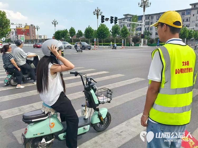 文水县爱心帮扶志愿者协会的志愿者7月30日值守东门红绿灯下疏导交通维护通行秩序愿大家自觉养成遵守交通规则的习惯平安出行 - 第5张