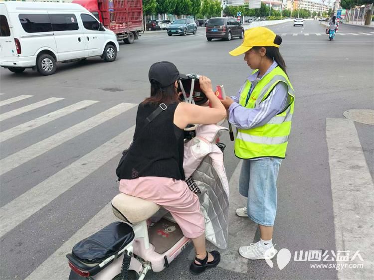 文水县爱心帮扶志愿者协会的志愿者7月30日值守东门红绿灯下疏导交通维护通行秩序愿大家自觉养成遵守交通规则的习惯平安出行 - 第7张