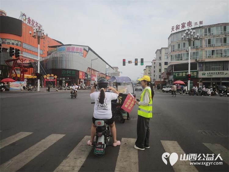 文水县爱心帮扶志愿者协会的志愿者7月30日值守东门红绿灯下疏导交通维护通行秩序愿大家自觉养成遵守交通规则的习惯平安出行 - 第8张