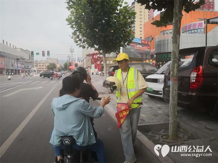 文水县爱心帮扶志愿者协会的志愿者7月30日值守东门红绿灯下疏导交通维护通行秩序愿大家自觉养成遵守交通规则的习惯平安出行 - 第6张