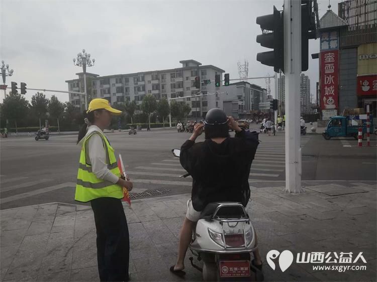 文水县爱心帮扶志愿者协会的志愿者7月30日值守东门红绿灯下疏导交通维护通行秩序愿大家自觉养成遵守交通规则的习惯平安出行 - 第4张