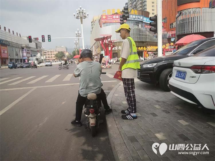 文水县爱心帮扶志愿者协会的志愿者7月30日值守东门红绿灯下疏导交通维护通行秩序愿大家自觉养成遵守交通规则的习惯平安出行 - 第9张