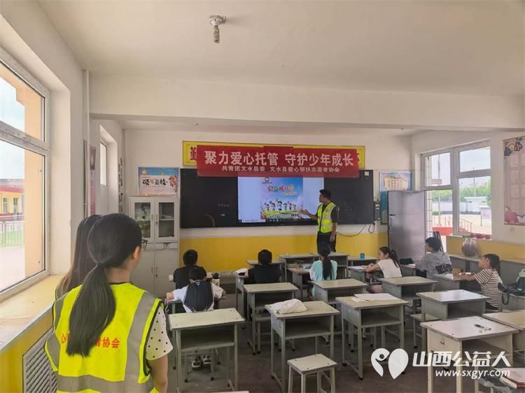 7月30日为解决暑期青少年看护难的问题文水县爱心帮扶志愿者协会志愿者在岳村学校继续辅导学生学习 - 第4张 - 山西公益人 7月30日为解决暑期青少年看护难的问题文水县爱心帮扶志愿者协会志愿者在岳村学校继续辅导学生学习 - 第4张