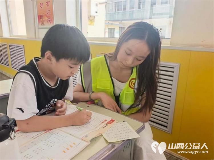 7月30日为解决暑期青少年看护难的问题文水县爱心帮扶志愿者协会志愿者在岳村学校继续辅导学生学习 - 第7张 - 山西公益人 7月30日为解决暑期青少年看护难的问题文水县爱心帮扶志愿者协会志愿者在岳村学校继续辅导学生学习 - 第7张