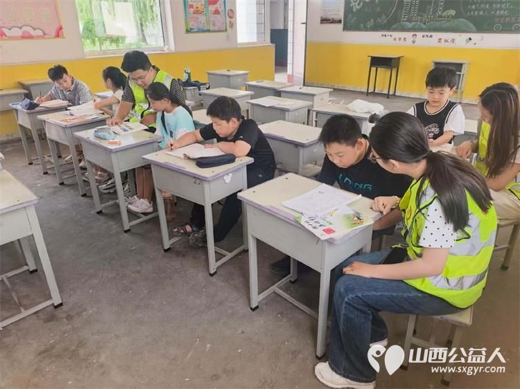7月30日为解决暑期青少年看护难的问题文水县爱心帮扶志愿者协会志愿者在岳村学校继续辅导学生学习 - 第9张 - 山西公益人 7月30日为解决暑期青少年看护难的问题文水县爱心帮扶志愿者协会志愿者在岳村学校继续辅导学生学习 - 第9张