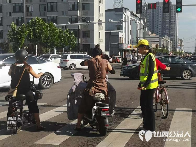 文水县爱心帮扶志愿者协会突击队的志愿者7月31日继续值守在东门红绿灯下疏导交通维护通行秩序现场劝导市民文明出行 - 第9张