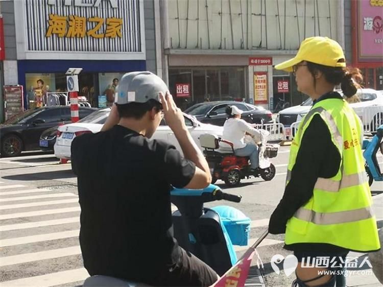 文水县爱心帮扶志愿者协会突击队的志愿者7月31日继续值守在东门红绿灯下疏导交通维护通行秩序现场劝导市民文明出行 - 第3张