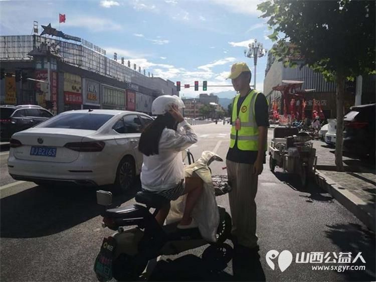 文水县爱心帮扶志愿者协会突击队的志愿者7月31日继续值守在东门红绿灯下疏导交通维护通行秩序现场劝导市民文明出行 - 第5张