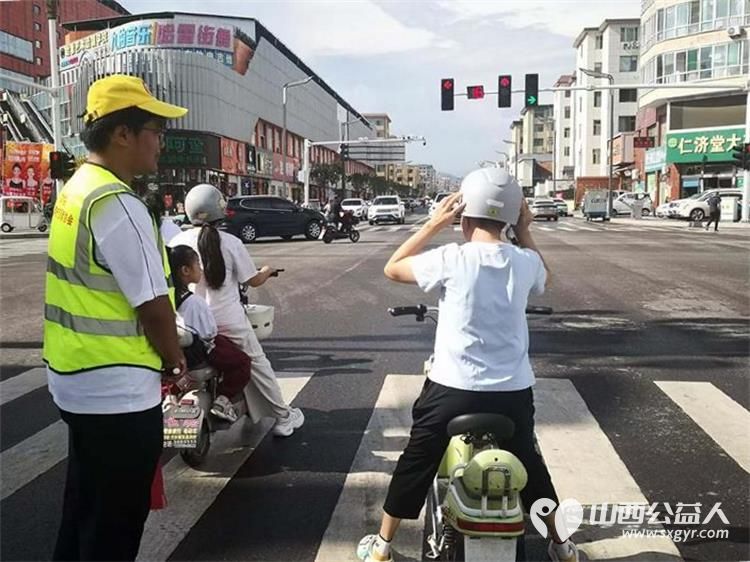 文水县爱心帮扶志愿者协会突击队的志愿者7月31日继续值守在东门红绿灯下疏导交通维护通行秩序现场劝导市民文明出行 - 第4张