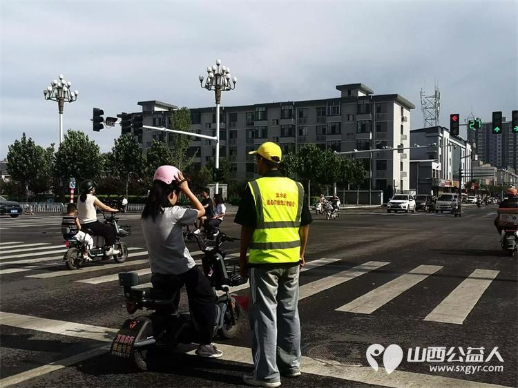 文水县爱心帮扶志愿者协会突击队的志愿者7月31日继续值守在东门红绿灯下疏导交通维护通行秩序现场劝导市民文明出行 - 第8张