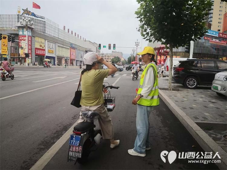 文水县爱心帮扶志愿者协会突击队的志愿者7月31日继续值守在东门红绿灯下疏导交通维护通行秩序现场劝导市民文明出行 - 第7张