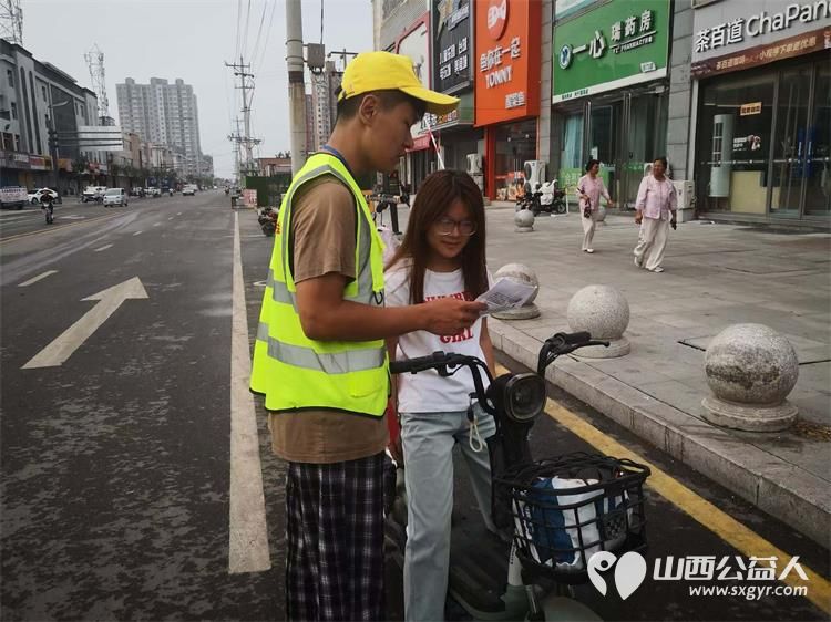 文水县爱心帮扶志愿者协会突击队的志愿者7月31日继续值守在东门红绿灯下疏导交通维护通行秩序现场劝导市民文明出行 - 第2张
