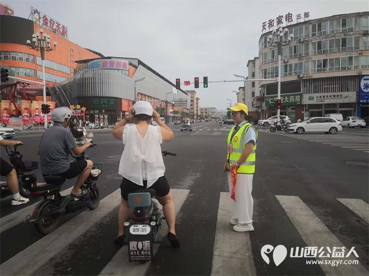 文水县爱心帮扶志愿者协会突击队的志愿者7月31日继续值守在东门红绿灯下疏导交通维护通行秩序现场劝导市民文明出行 - 第6张