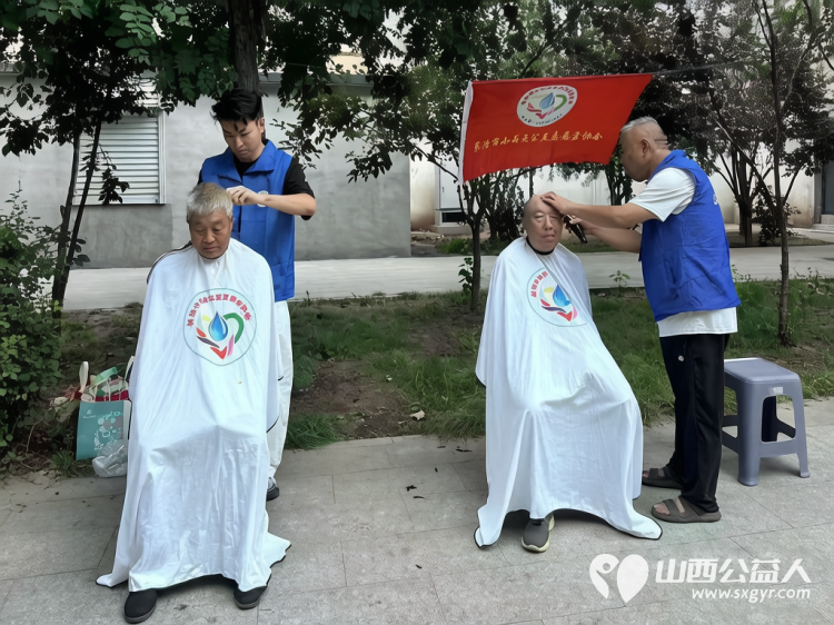 长治市小雨点公益志愿者协会组织志愿者进行便民服务志愿者为居民们义务理发活动 - 第2张 - 山西公益人 长治市小雨点公益志愿者协会组织志愿者进行便民服务志愿者为居民们义务理发活动 - 第2张