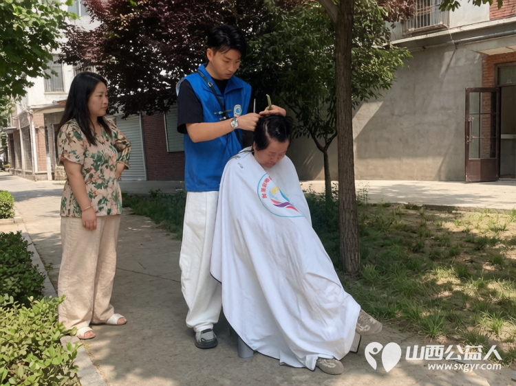 长治市小雨点公益志愿者协会组织志愿者进行便民服务志愿者为居民们义务理发活动 - 第10张 - 山西公益人 长治市小雨点公益志愿者协会组织志愿者进行便民服务志愿者为居民们义务理发活动 - 第10张