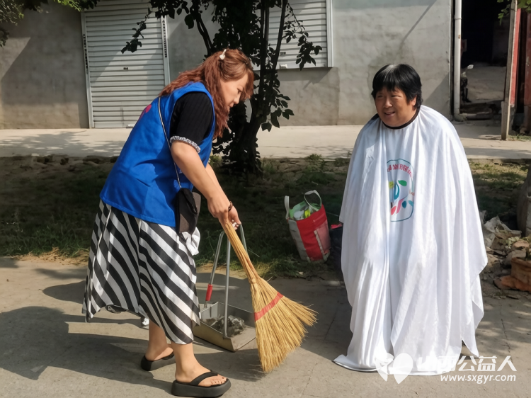 长治市小雨点公益志愿者协会组织志愿者进行便民服务志愿者为居民们义务理发活动 - 第12张 - 山西公益人 长治市小雨点公益志愿者协会组织志愿者进行便民服务志愿者为居民们义务理发活动 - 第12张