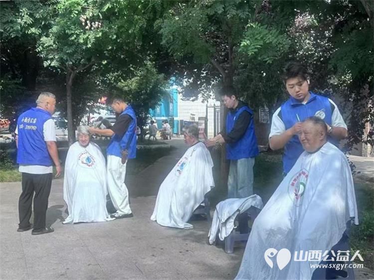 长治市小雨点公益志愿者协会组织志愿者进行便民服务志愿者为居民们义务理发活动 - 第3张 - 山西公益人 长治市小雨点公益志愿者协会组织志愿者进行便民服务志愿者为居民们义务理发活动 - 第3张